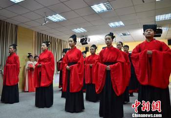 蘭州青年學(xué)子體驗(yàn)漢服 成人禮 悟感恩與責(zé)任 圖